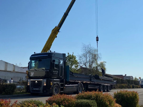 Transport de camion avec grue  Ain